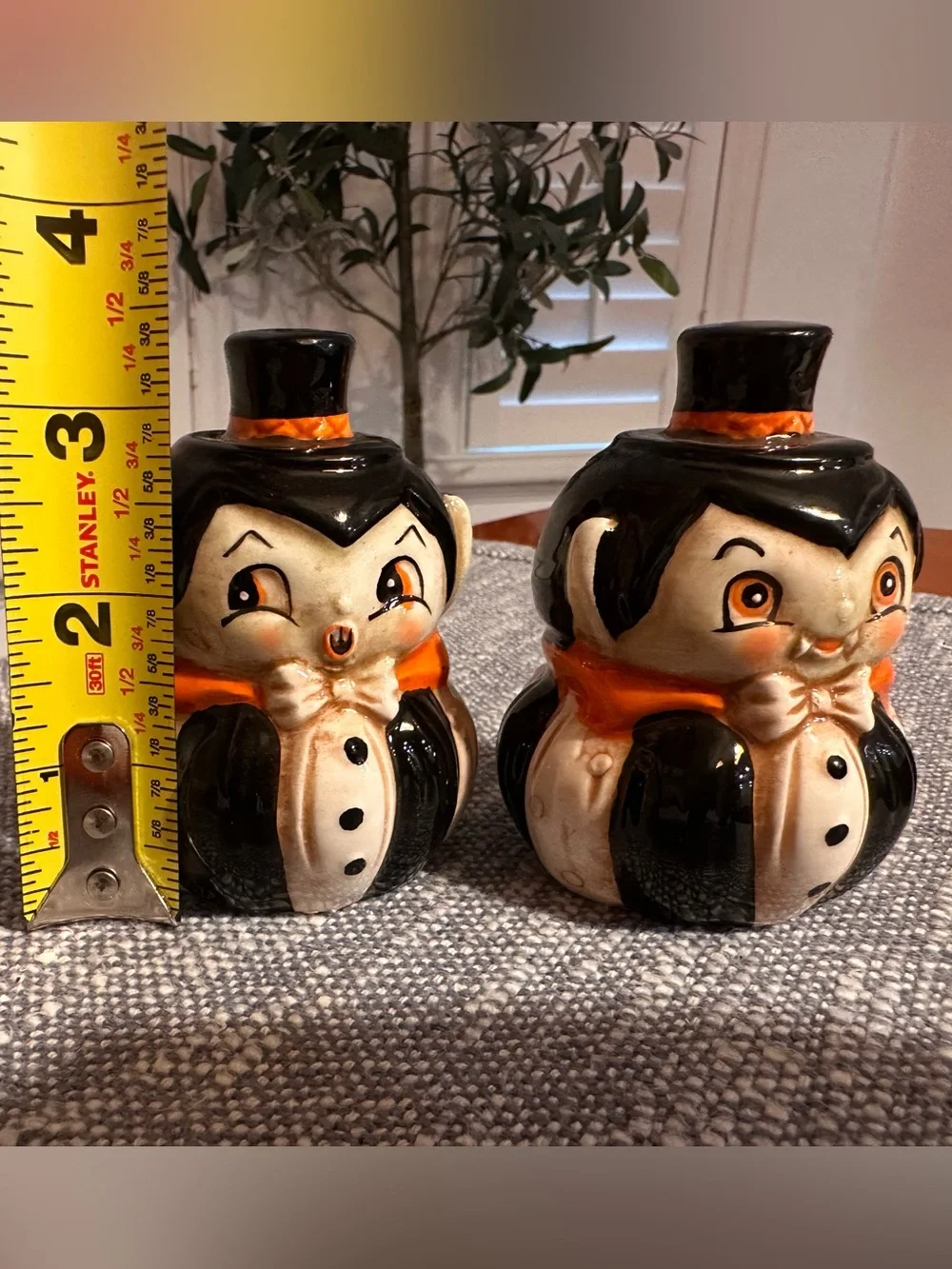 Design Johanna Parker Salt & Papper Shakers  Vampire Figurine Halloween